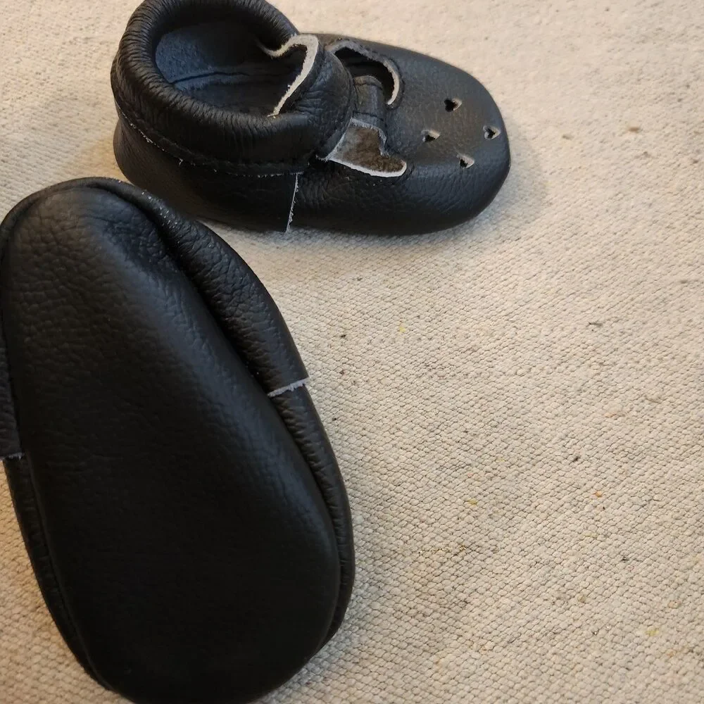 Birdrock baby leather moccasins Size 4 -black Mary jane